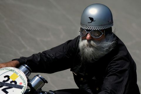 Älterer Motorradfahrer bei einer Show in Ungarn