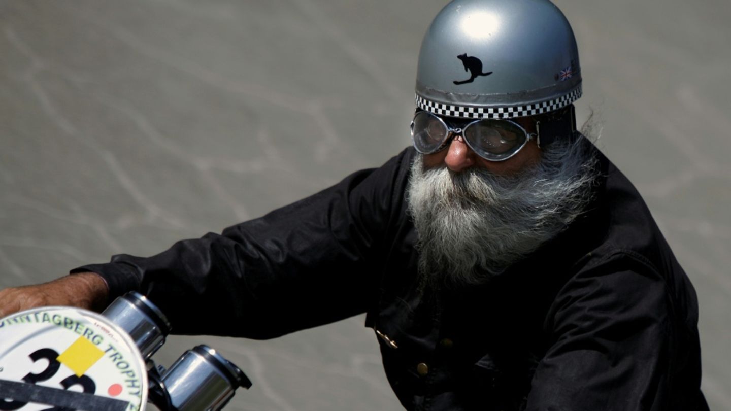 Älterer Motorradfahrer bei einer Show in Ungarn Älterer Motorradfahrer bei einer Show in Ungarn