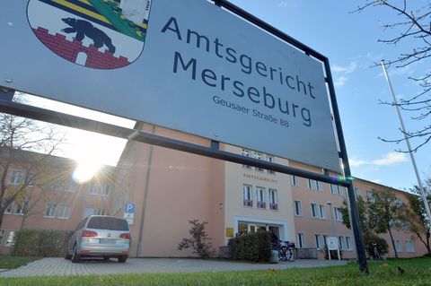 Der Vater muss sich am Amtsgericht unter anderem wegen fahrlässiger Tötung verantworten. (Symbolbild) Foto: Hendrik Schmidt/dpa-