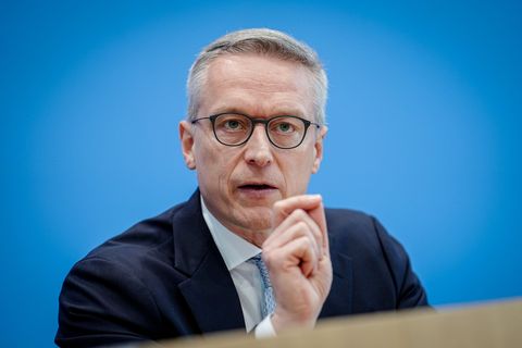 Bundesdigitalminister Karsten Wildberger (CDU) nennt den Glasfaserausbau im Land Chefsache. Foto: Kay Nietfeld/dpa