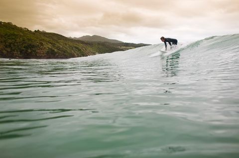 Surfer vor der Küste von Neuseeland Surfer vor der Küste von Neuseeland