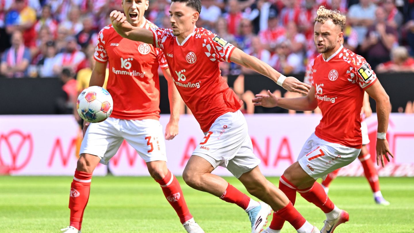 Anthony Caci (Mitte) bleibt Mainz 05 noch länger erhalten. Foto: Torsten Silz/dpa Anthony Caci (Mitte) bleibt Mainz 05 noch länger erhalten. Foto: Torsten Silz/dpa