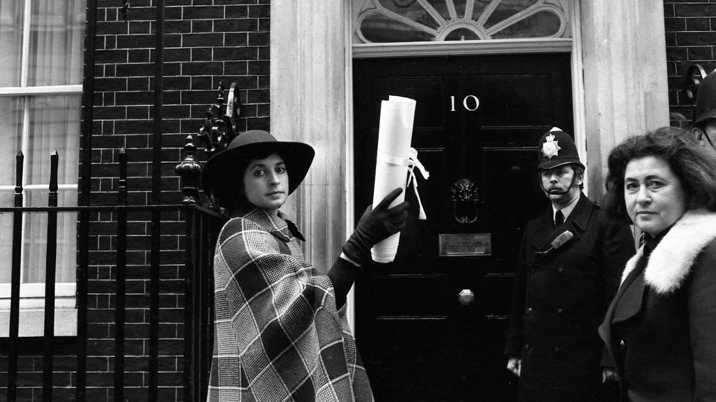 Die Schauspielerin Prunella Scales im Jahr 1975 vor Downing Street 10 in London. (Archivbild) Foto: Robert Dear/AP/dpa Die Schauspielerin Prunella Scales im Jahr 1975 vor Downing Street 10 in London. (Archivbild) Foto: Robert Dear/AP/dpa