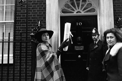 Die Schauspielerin Prunella Scales im Jahr 1975 vor Downing Street 10 in London. (Archivbild) Foto: Robert Dear/AP/dpa