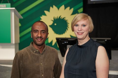 Philmon Ghirmai (l) und Nina Stahr bilden seit 2023 die Doppelspitze der Berliner Grünen. (Archivbild) Foto: Jörg Carstensen/dpa