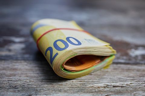 Ein Bündel Euroscheine – Sparen mit Plan: Monatliche Beträge von 100 oder 200 Euro können auf lange Sicht große Summen ergeben Ein Bündel Euroscheine – Sparen mit Plan: Monatliche Beträge von 100 oder 200 Euro können auf lange Sicht große Summen ergeben