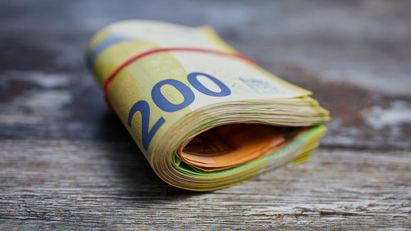 Ein Bündel Euroscheine – ein Sparziel zu erreichen, ist nicht so schwer