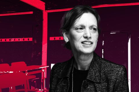 Montage zeigt Karin Prien vor einem illustrierten Klassenzimmer