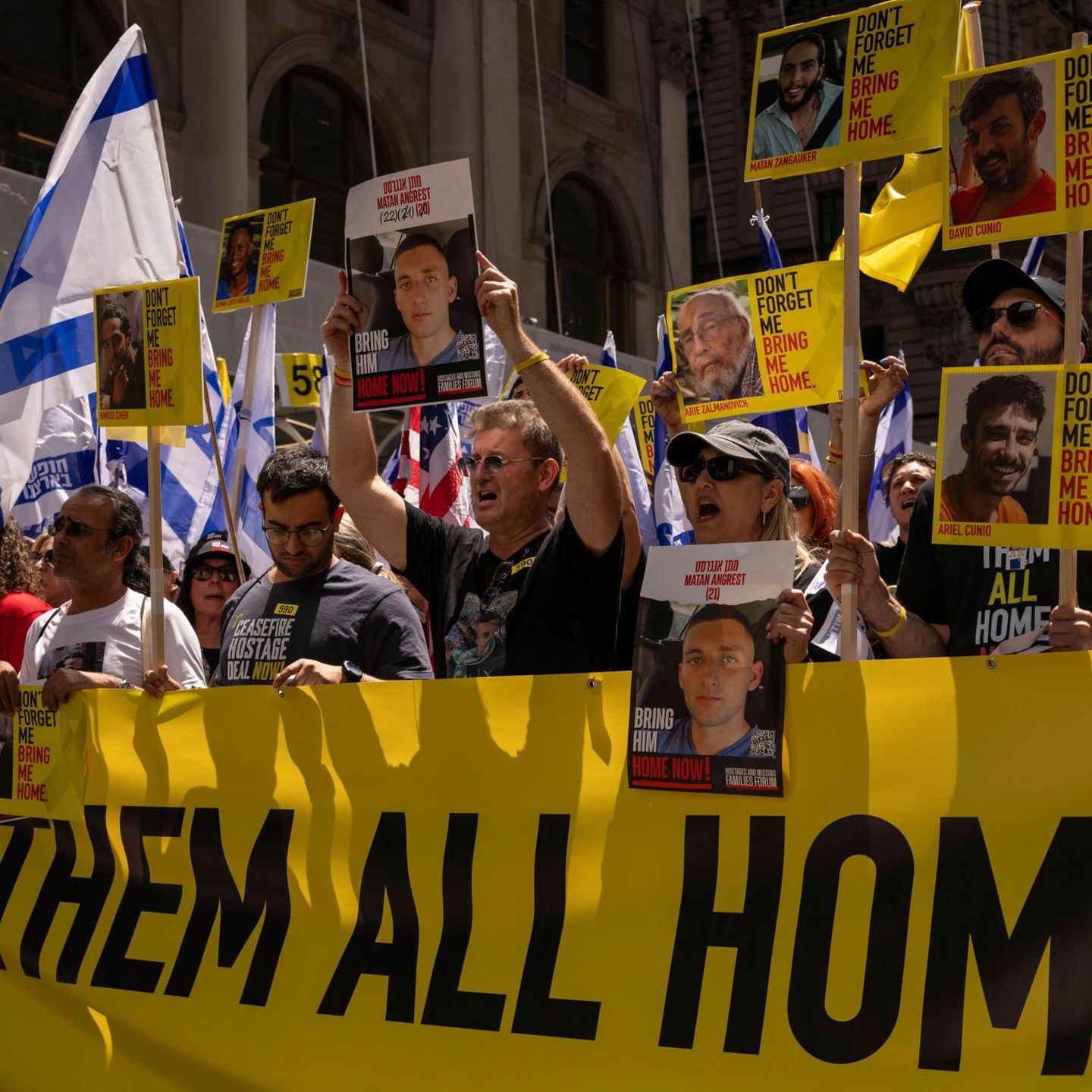 Angehörige der ehemaligen Geiseln und Unterstützer erinnern mit Schildern und Plakaten an die Vermissten