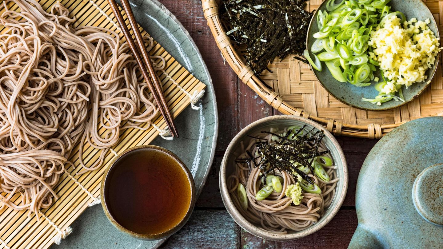 Soba-Nudeln aus Tokio Japanische Soba-Nudeln aus Tokio mit würzigem Dip angerichtet