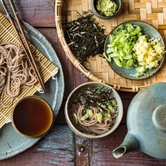 Japanische Soba-Nudeln aus Tokio mit würzigem Dip angerichtet