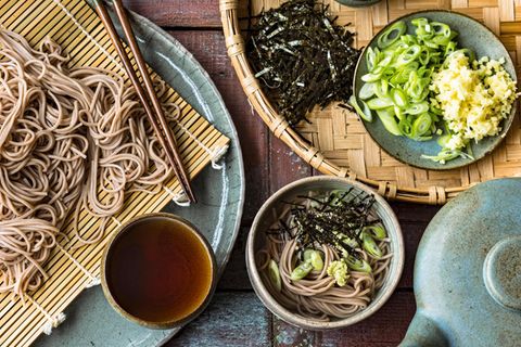 Soba-Nudeln aus Tokio  Japanische Soba-Nudeln aus Tokio mit würzigem Dip angerichtet