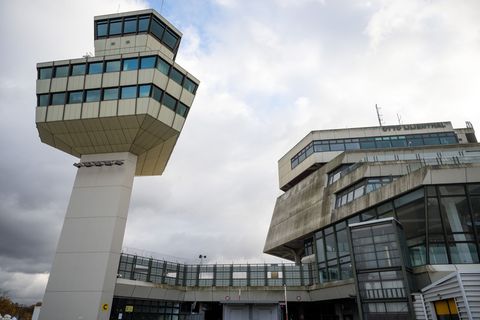 Die Bundeswehr will weiterhin Teile des ehemaligen Flughafengeländes nutzen können. (Archivbild) Foto: Christophe Gateau/dpa
