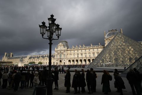 Mit den Sicherheitsvorkehrungen im Pariser Louvre soll es nicht zum Besten bestellt sein (Archivbild). Foto: Christophe Ena/AP/d Mit den Sicherheitsvorkehrungen im Pariser Louvre soll es nicht zum Besten bestellt sein (Archivbild). Foto: Christophe Ena/AP/d