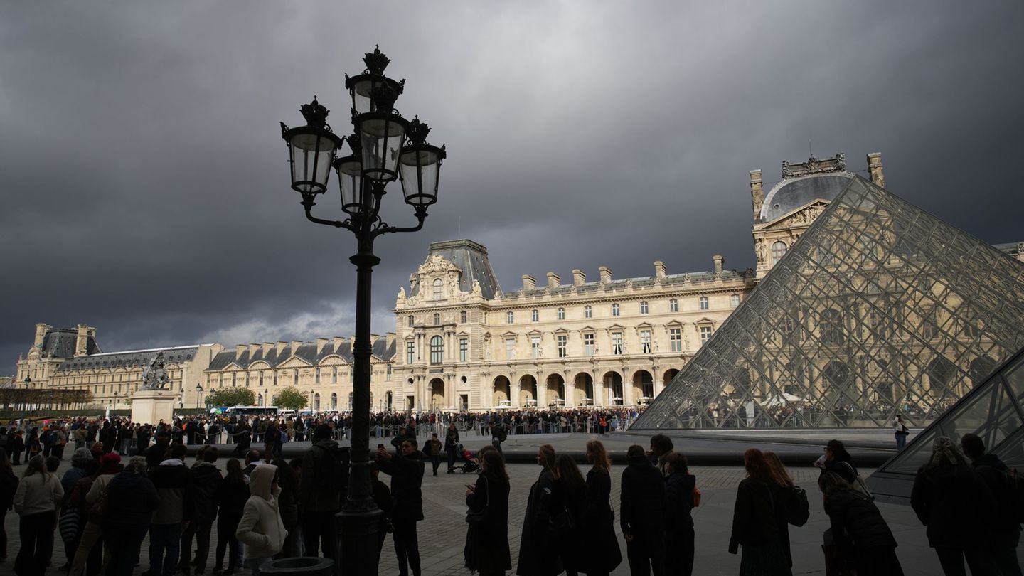 Mit den Sicherheitsvorkehrungen im Pariser Louvre soll es nicht zum Besten bestellt sein (Archivbild). Foto: Christophe Ena/AP/d Mit den Sicherheitsvorkehrungen im Pariser Louvre soll es nicht zum Besten bestellt sein (Archivbild). Foto: Christophe Ena/AP/d
