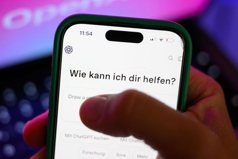 Ein Smartphone mit der KI ChatGPT von OpenAI Ein Smartphone mit der KI ChatGPT von OpenAI
