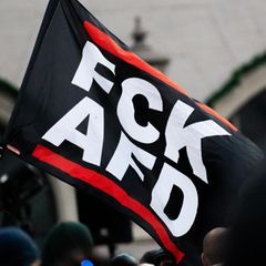 Eine "FCK-AfD"-Fahne: Das Motto verwendete Stadtrat Thomas Scheibel auch in seinem Facebook-Kommentar