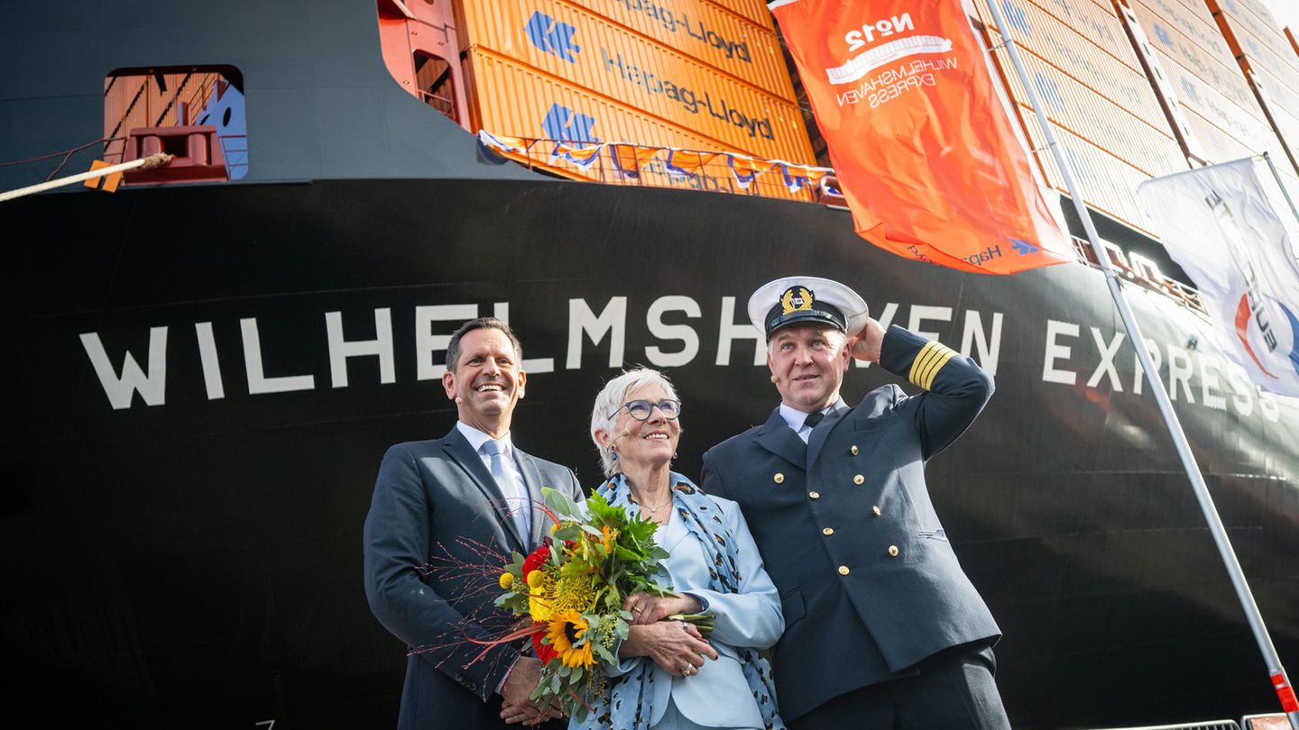 Wibke Friedrichs-Firmin übernahm die Schiffstaufe der "Wilhelmshaven Express". Foto: Sina Schuldt/dpa Wibke Friedrichs-Firmin übernahm die Schiffstaufe der "Wilhelmshaven Express". Foto: Sina Schuldt/dpa