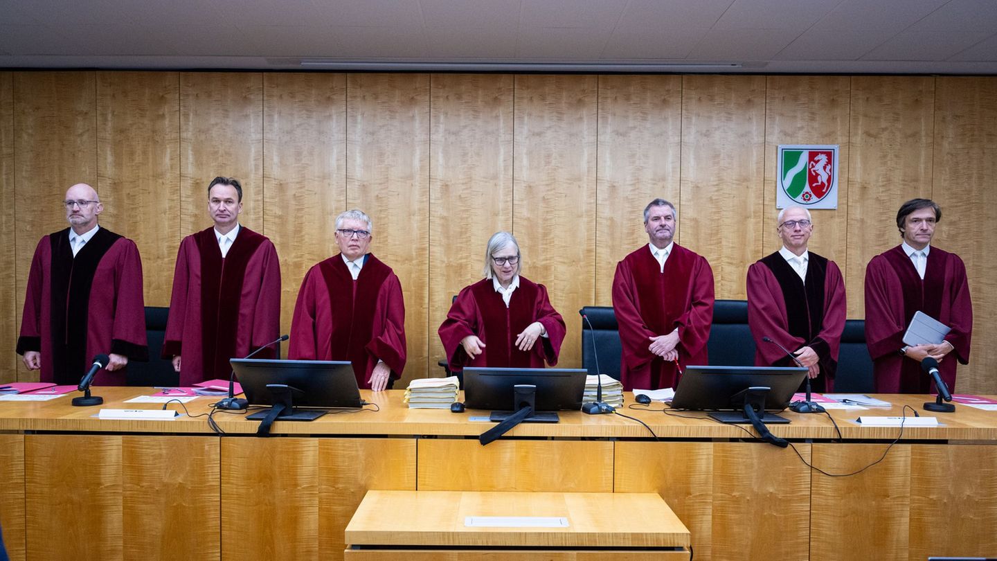 Sieben Verfassungsrichter bilden den NRW-Verfassungsgerichtshof. Foto: Guido Kirchner/dpa Sieben Verfassungsrichter bilden den NRW-Verfassungsgerichtshof. Foto: Guido Kirchner/dpa