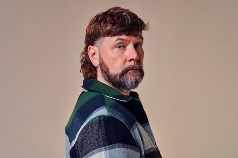 Rae Garvey  Porträt Rae Garvey im Karohemd