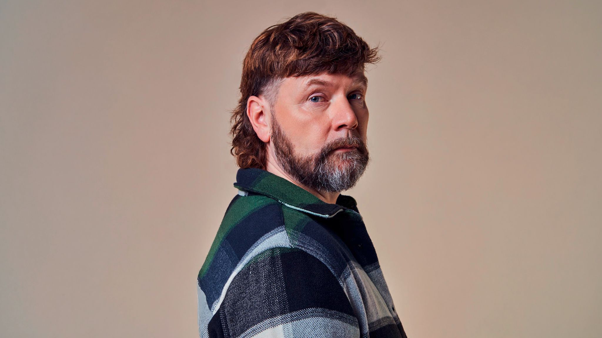 Rae Garvey  Porträt Rae Garvey im Karohemd