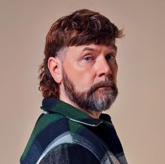 Rae Garvey im Karohemd