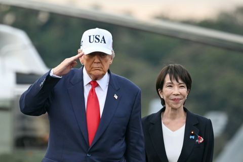 Donald Trump und Sanae Takaichi auf der "USS George Washington"