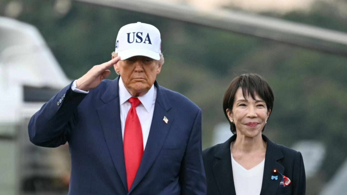 Donald Trump und Sanae Takaichi auf der "USS George Washington" Donald Trump und Sanae Takaichi auf der "USS George Washington"