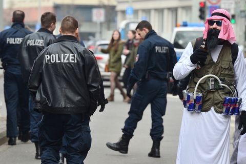 Die Kölner Polizei warnt vor dem Mitführen echt aussehender Waffenattrappen im Karneval. (Archivbild). Foto: picture alliance /