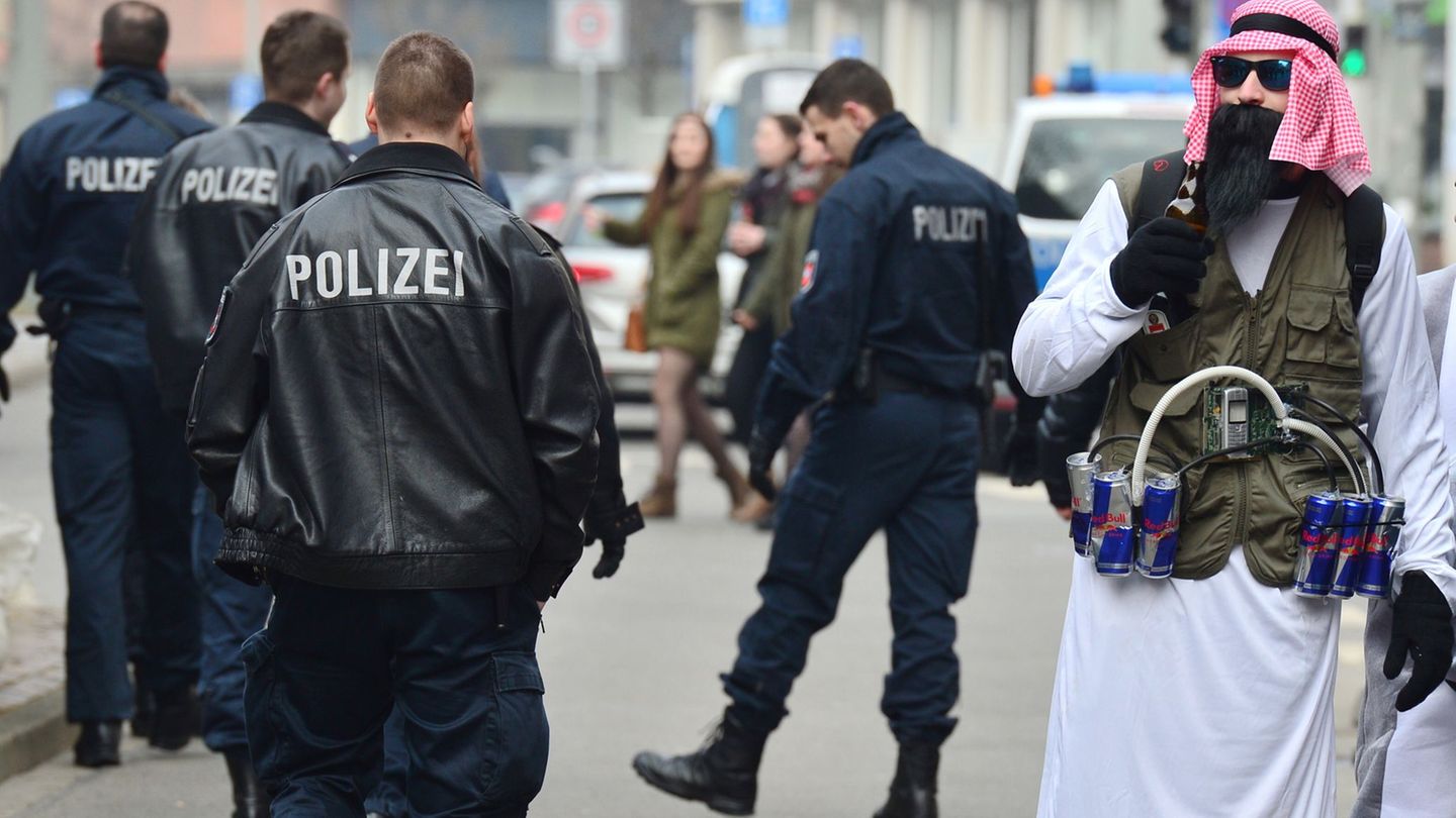 Die Kölner Polizei warnt vor dem Mitführen echt aussehender Waffenattrappen im Karneval. (Archivbild). Foto: picture alliance /  Die Kölner Polizei warnt vor dem Mitführen echt aussehender Waffenattrappen im Karneval. (Archivbild). Foto: picture alliance /