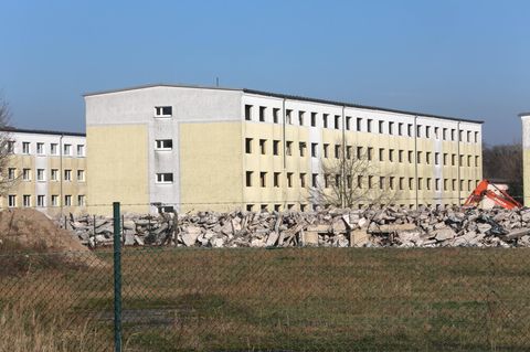 alte Kasernenruine der Bundeswehr mit Schutt davor