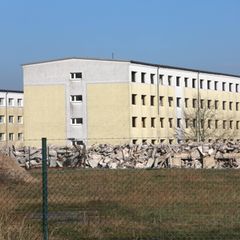 alte Kasernenruine der Bundeswehr mit Schutt davor