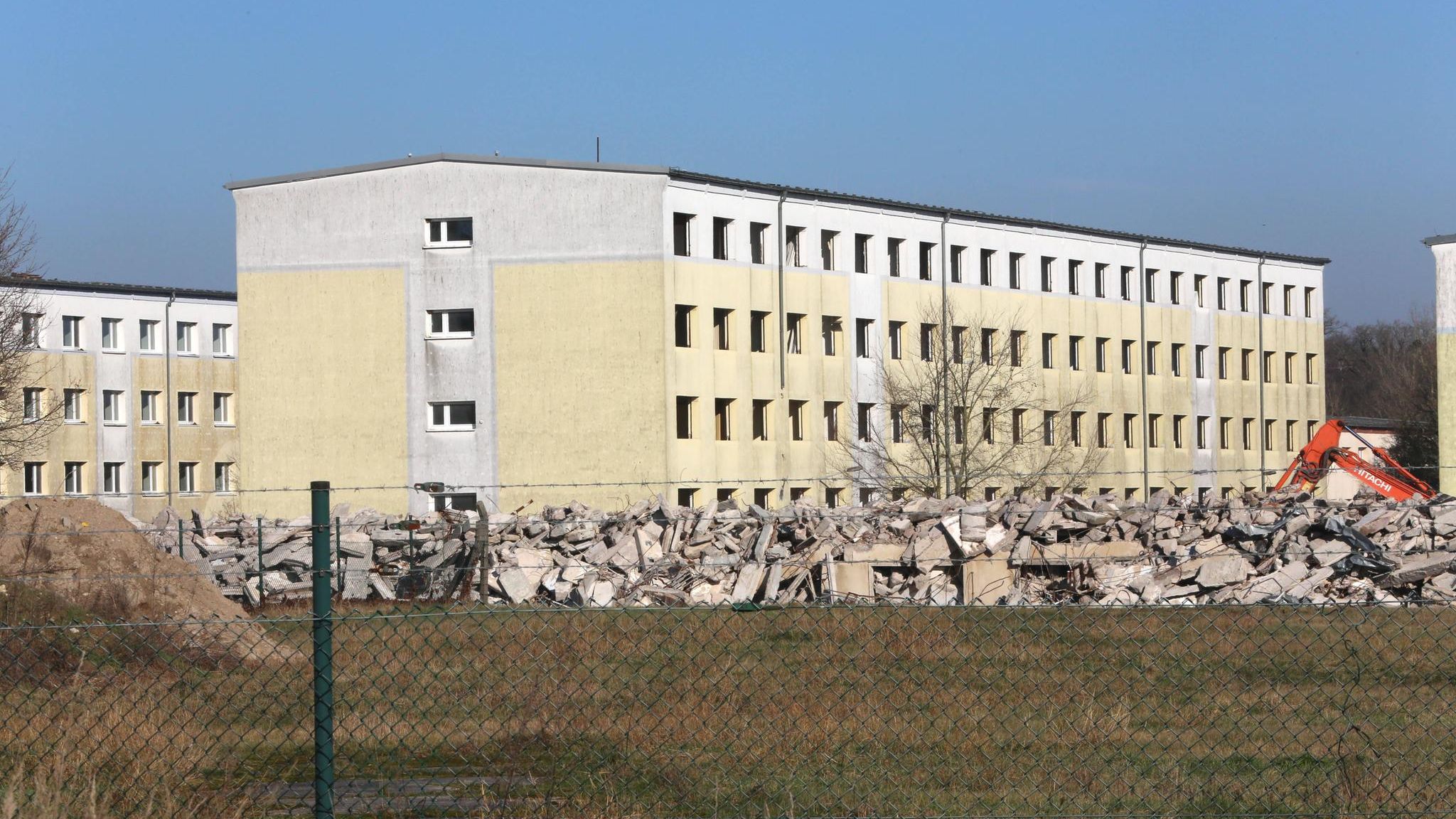 alte Kasernenruine der Bundeswehr mit Schutt davor