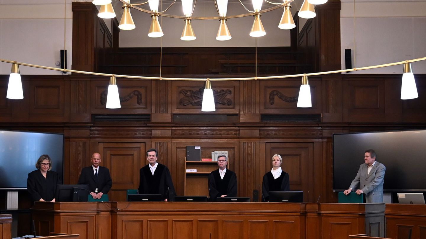 Gegen mutmaßliche Mitglieder einer Bande wird wegen Betrugs mit angeblich wertvollen Büchern verhandelt. Foto: Lilli Förter/dpa Gegen mutmaßliche Mitglieder einer Bande wird wegen Betrugs mit angeblich wertvollen Büchern verhandelt. Foto: Lilli Förter/dpa