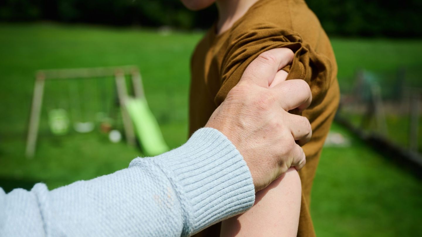 Ein Trainer aus dem Raum Dresden soll zwei Jungs sexuell missbraucht haben - Anklage erhoben. (Symbolbild) Foto: Annette Riedl/d Ein Trainer aus dem Raum Dresden soll zwei Jungs sexuell missbraucht haben - Anklage erhoben. (Symbolbild) Foto: Annette Riedl/d