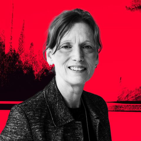 Montage zeigt Karin Prien vor rot-schwarzem illustrativen Hintergrund