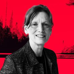 Montage zeigt Karin Prien vor rot-schwarzem illustrativen Hintergrund