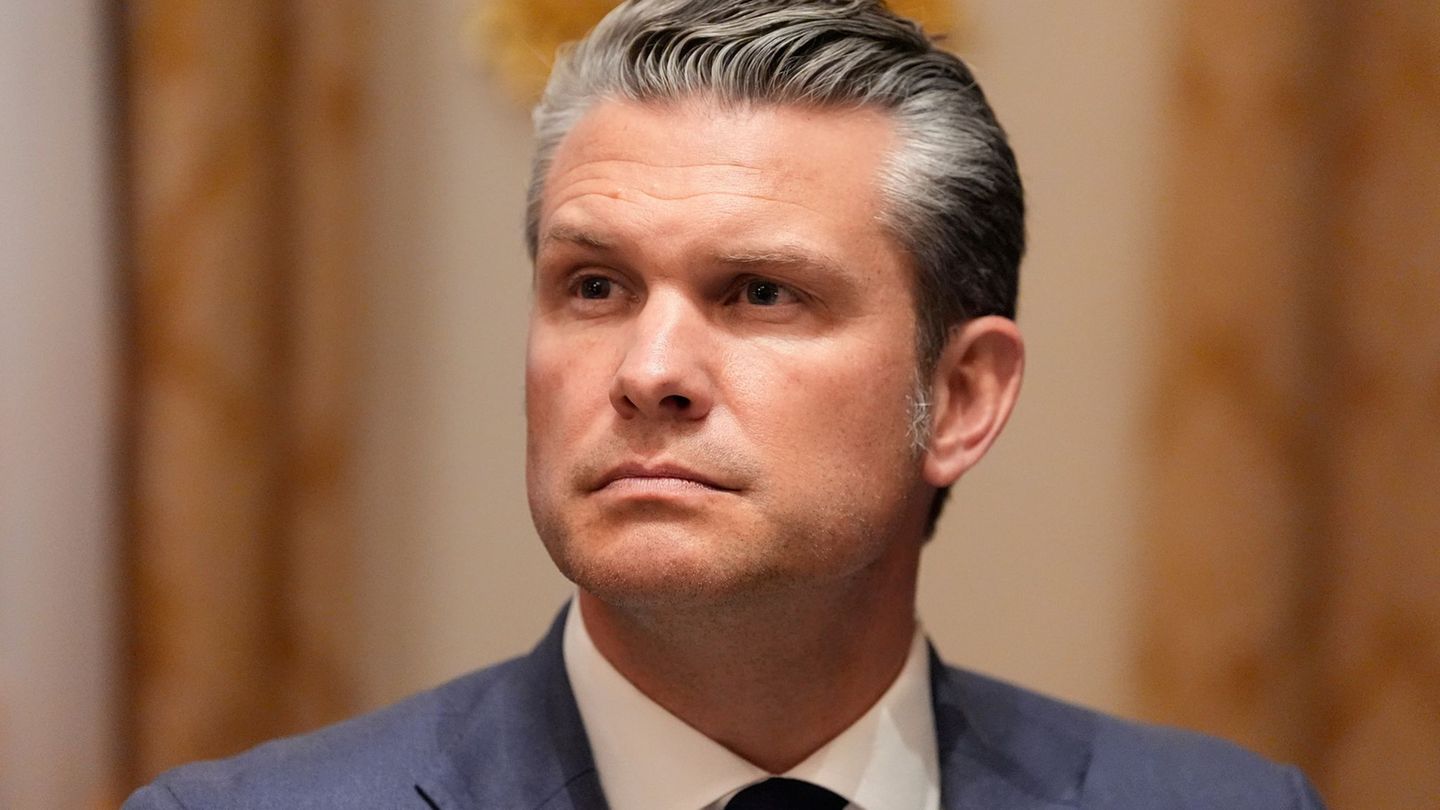 Hegseth nennt sich seit längerer Zeit Kriegsminister. (Archivbild) Foto: Alex Brandon/AP/dpa Hegseth nennt sich seit längerer Zeit Kriegsminister. (Archivbild) Foto: Alex Brandon/AP/dpa