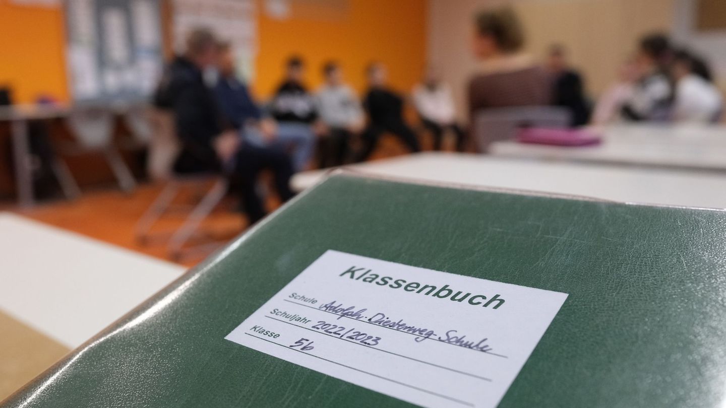 Das gute alte Klassenbuch soll im Saarland aufgrund einer neuen Software bald der Vergangenheit angehören. (Symbolbild) Foto: Se
