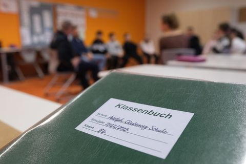 Das gute alte Klassenbuch soll im Saarland aufgrund einer neuen Software bald der Vergangenheit angehören. (Symbolbild) Foto: Se