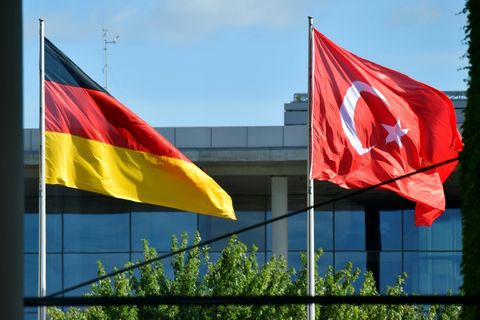 Deutsche und türkische Flagge (Archivbild)