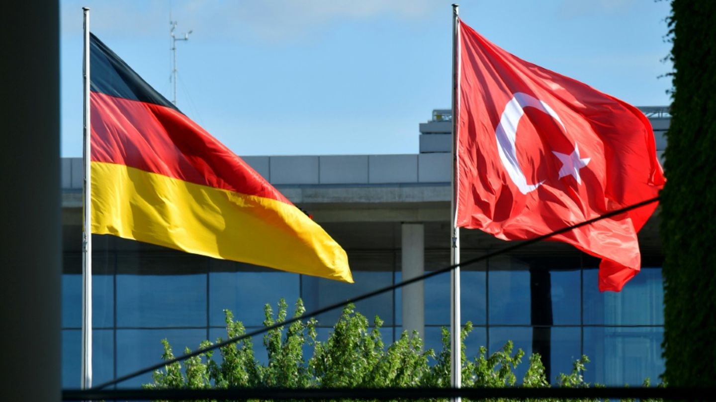 Deutsche und türkische Flagge (Archivbild) Deutsche und türkische Flagge (Archivbild)