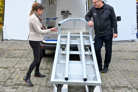 Das mobile Schlachtfahrzeug soll eine tierschonende Schlachtung direkt im Stall oder auf der Weide ermöglichen. Foto: Jens Kalae