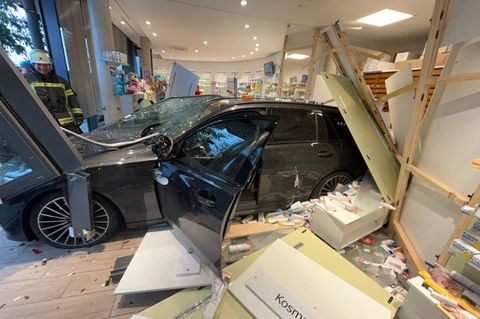 Ein Großteil der Einrichtung der Apotheke wurde bei dem Unfall beschädigt. Foto: -/Polizeiinspektion Rosenheim/dpa