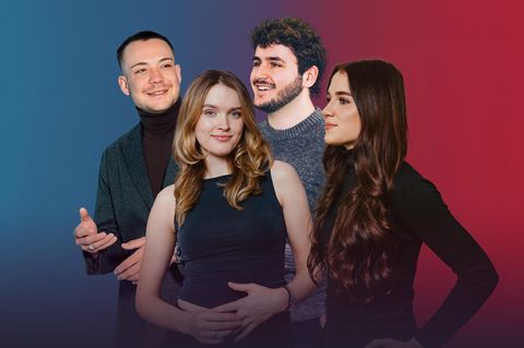 Montage zeigt zwei junge Frauen und zwei junge Männer vor Blau-Rotem Hintergrund Montage zeigt zwei junge Frauen und zwei junge Männer vor Blau-Rotem Hintergrund