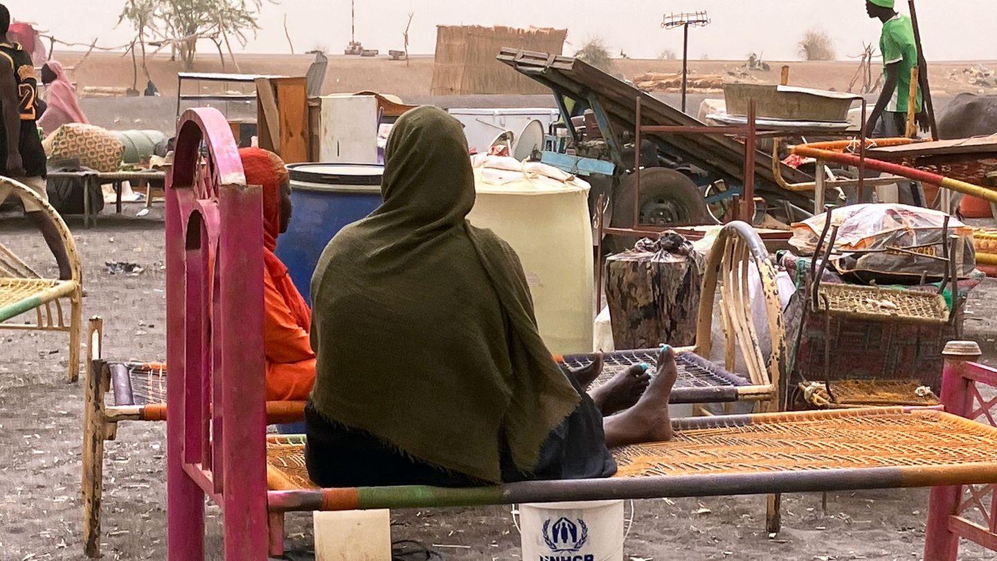 Geflüchtete Frauen aus dem dem Sudan mit ihrer Habe. Der Machtkampf im Sudan, der seit Mitte April 2023 andauert, hat die nach U Geflüchtete Frauen aus dem dem Sudan mit ihrer Habe. Der Machtkampf im Sudan, der seit Mitte April 2023 andauert, hat die nach U