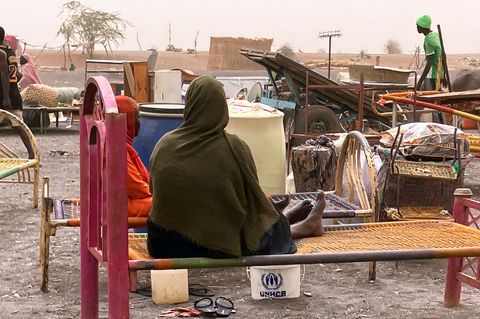 Geflüchtete Frauen aus dem dem Sudan mit ihrer Habe. Der Machtkampf im Sudan, der seit Mitte April 2023 andauert, hat die nach U