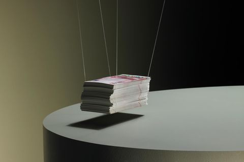 Geldscheine hängen auf Fäden  Geldscheine hängen auf Fäden