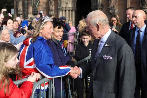 Mann ruft König Charles Epstein-Frage zu - der geht einfach weg König Charles und Epstein - Collage