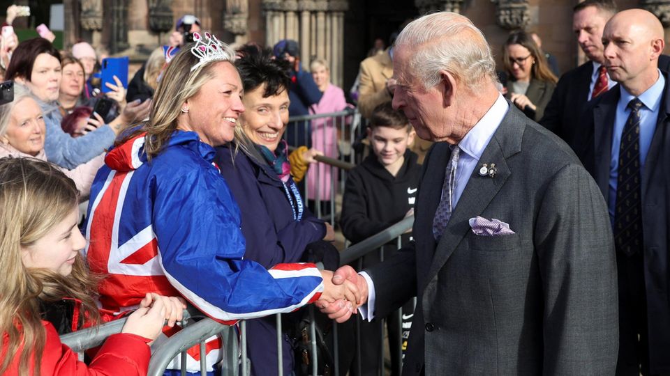 Mann ruft König Charles Epstein-Frage zu - der geht einfach weg König Charles und Epstein - Collage